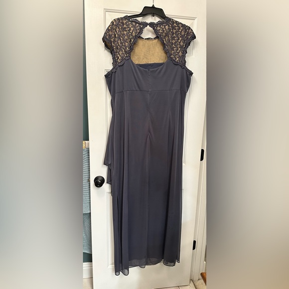 Super flattering formal gown for a special event. EUC 22W Alex Evening gray gown - Picture 3 of 7